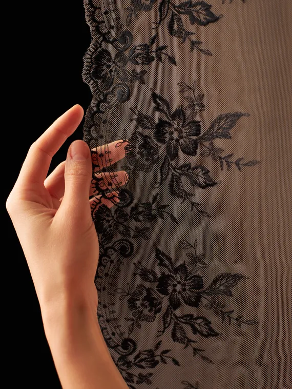 05-73 Вышивка на неэл. сетке 18 см, бежевый/черный (левая)