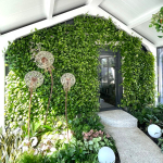 Вертикальное озеленение живыми растениями. В проекте использовалось оборудование "Hydro Falls"