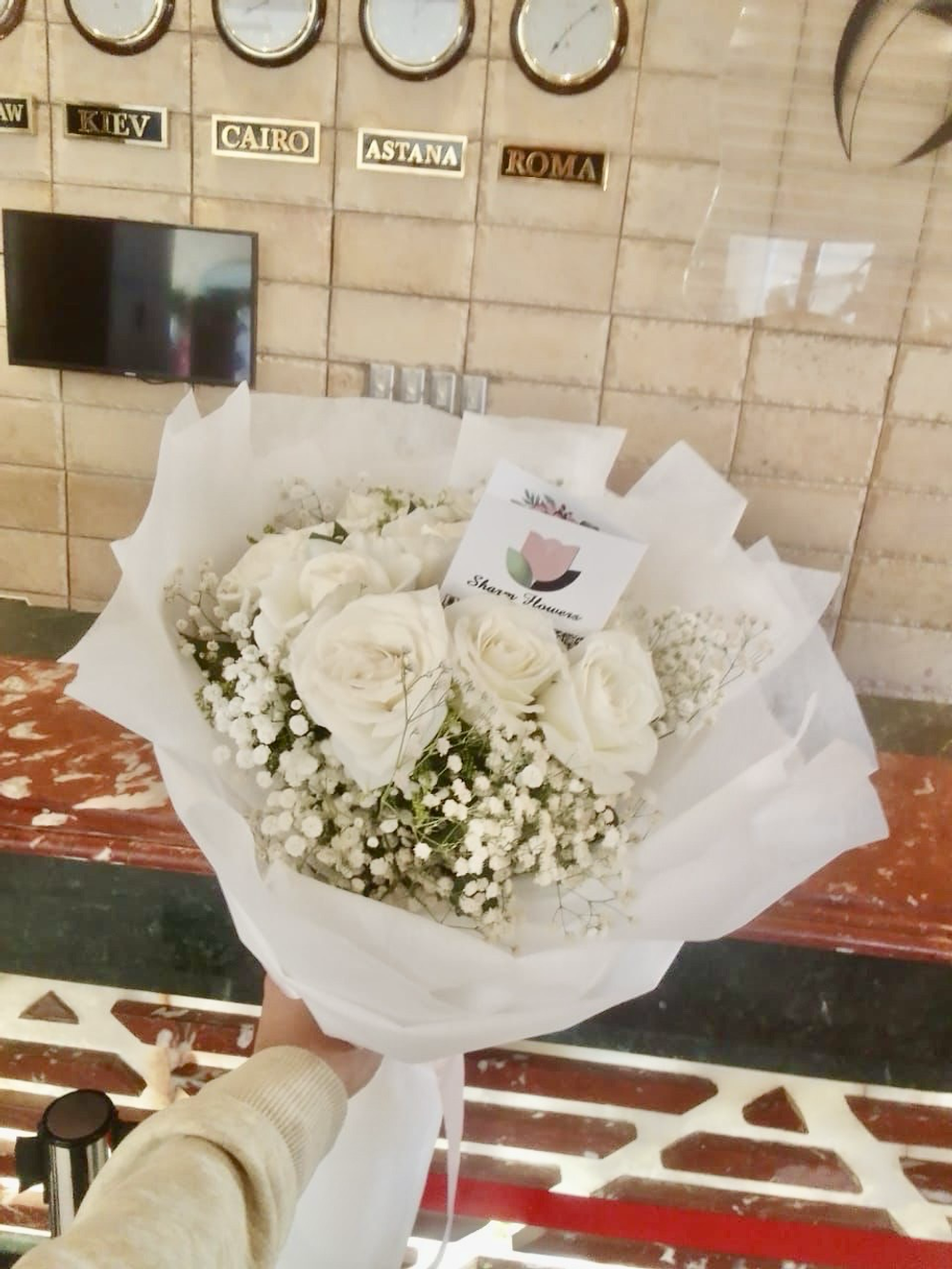 7 белых роз в дизайнерской упаковке