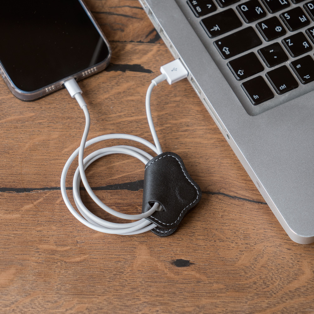 Чехол-держатель для проводов кожаный Chapeau Easy черного цвета