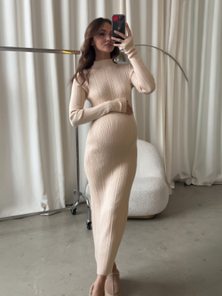 Платье вязаное, длинное, расклешенное, с горлом