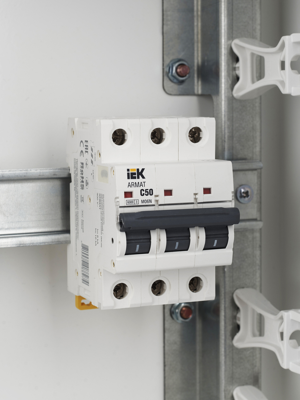 ARMAT Автоматический выключатель M06N 3P C 50А IEK