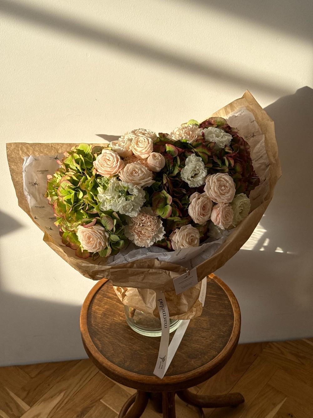 Букет из гортензии, маттиолы, кустовых пионовидных роз, лизиантуса и диантусов