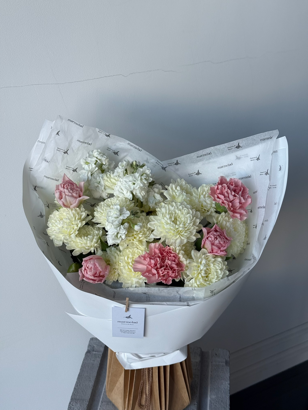 Букет из маттиолы, хризантемы, диантусы и тюльпанов