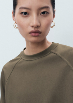 Свитшот с круглым вырезом горловины