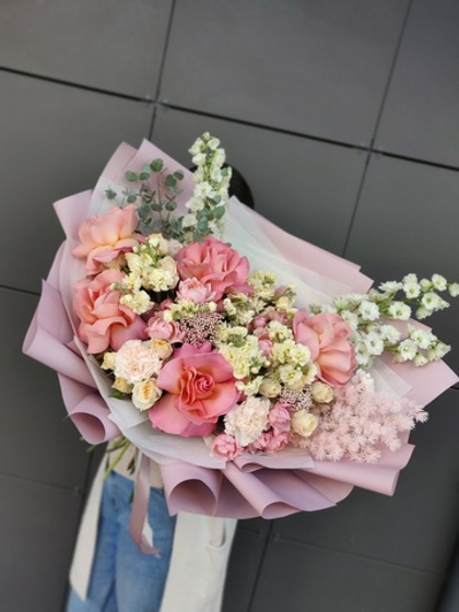 Нежный конфетный букет с пионовидной, кустовой розой, маттиолой и эвкалиптом