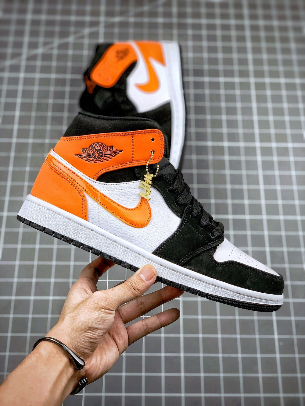 AIR JORDAN 1 MID SHATTERED BACKBOARD BLACK/WHITE-STARFISH