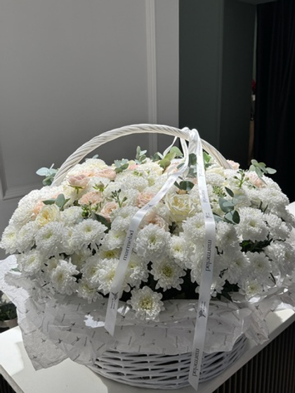 Гранд корзина из кустовых пионовидных роз, хризантемы, эвкалипта и одноголовых роз