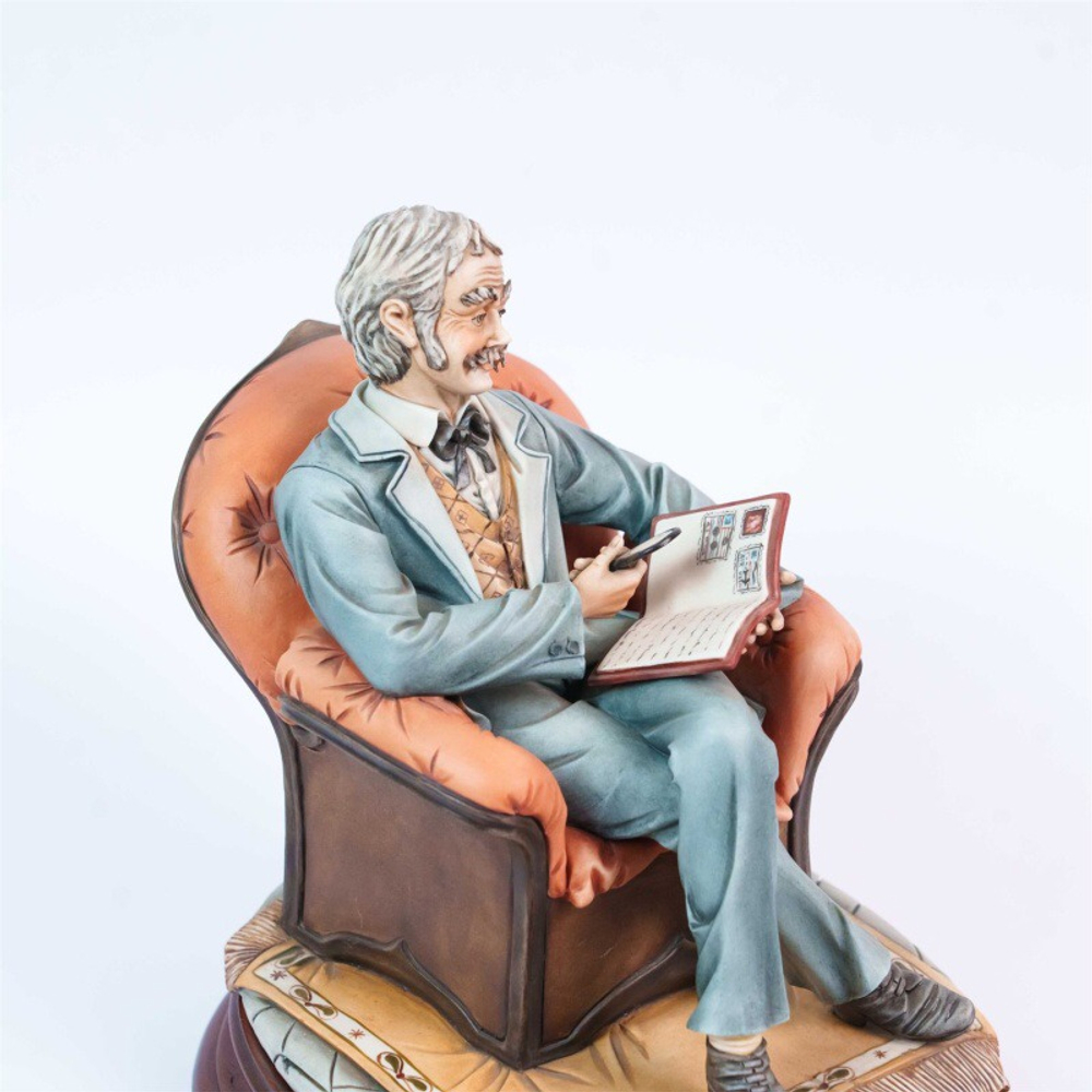 Фарфоровая мануфактура Capodimonte «Коллекционер марок»