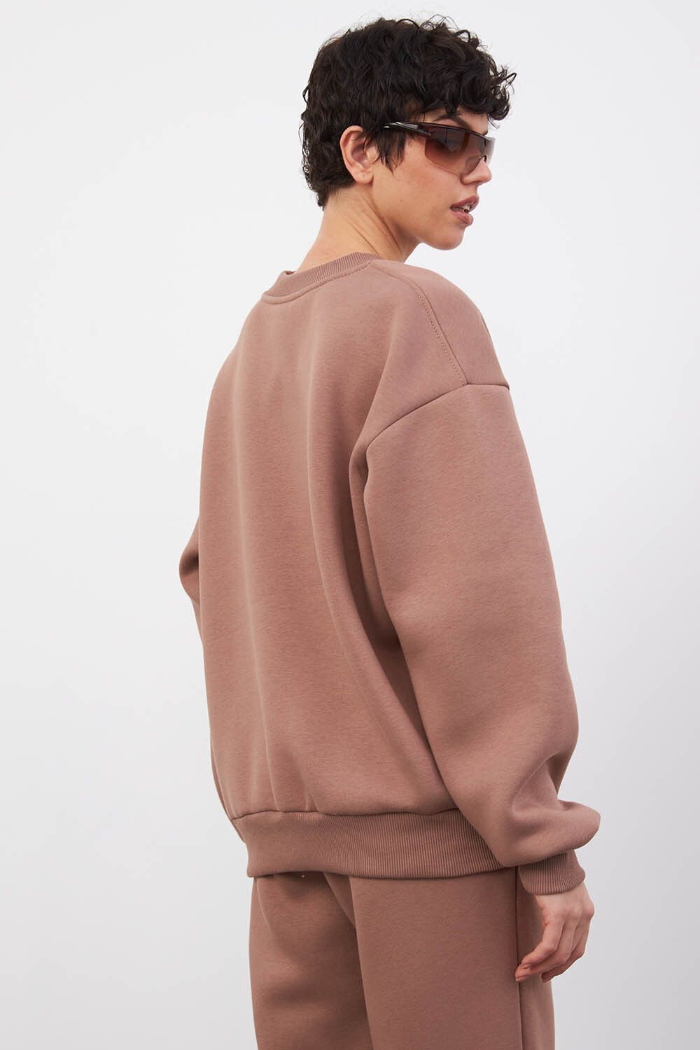 Утепленный свитшот цвета молочный шоколад