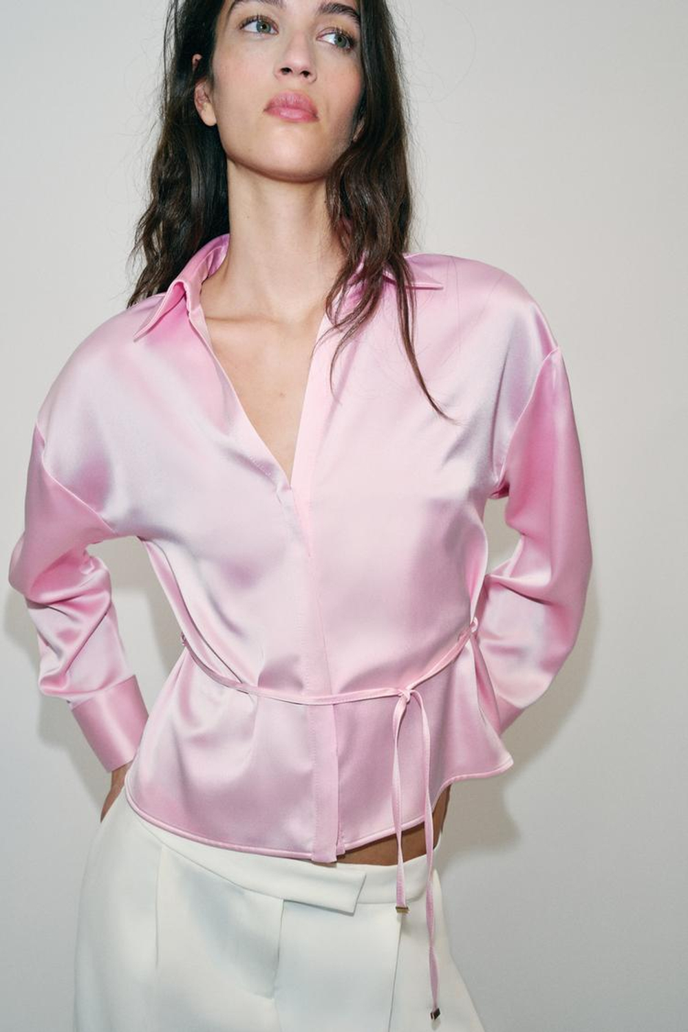 ZARA АТЛАСНАЯ БЛУЗКА С ТОНКИМ ПОЯСОМ, РОЗОВЫЙ