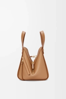 Loewe Компактная сумка Hammock из мягкой зернистой телячьей кожи, тоффи