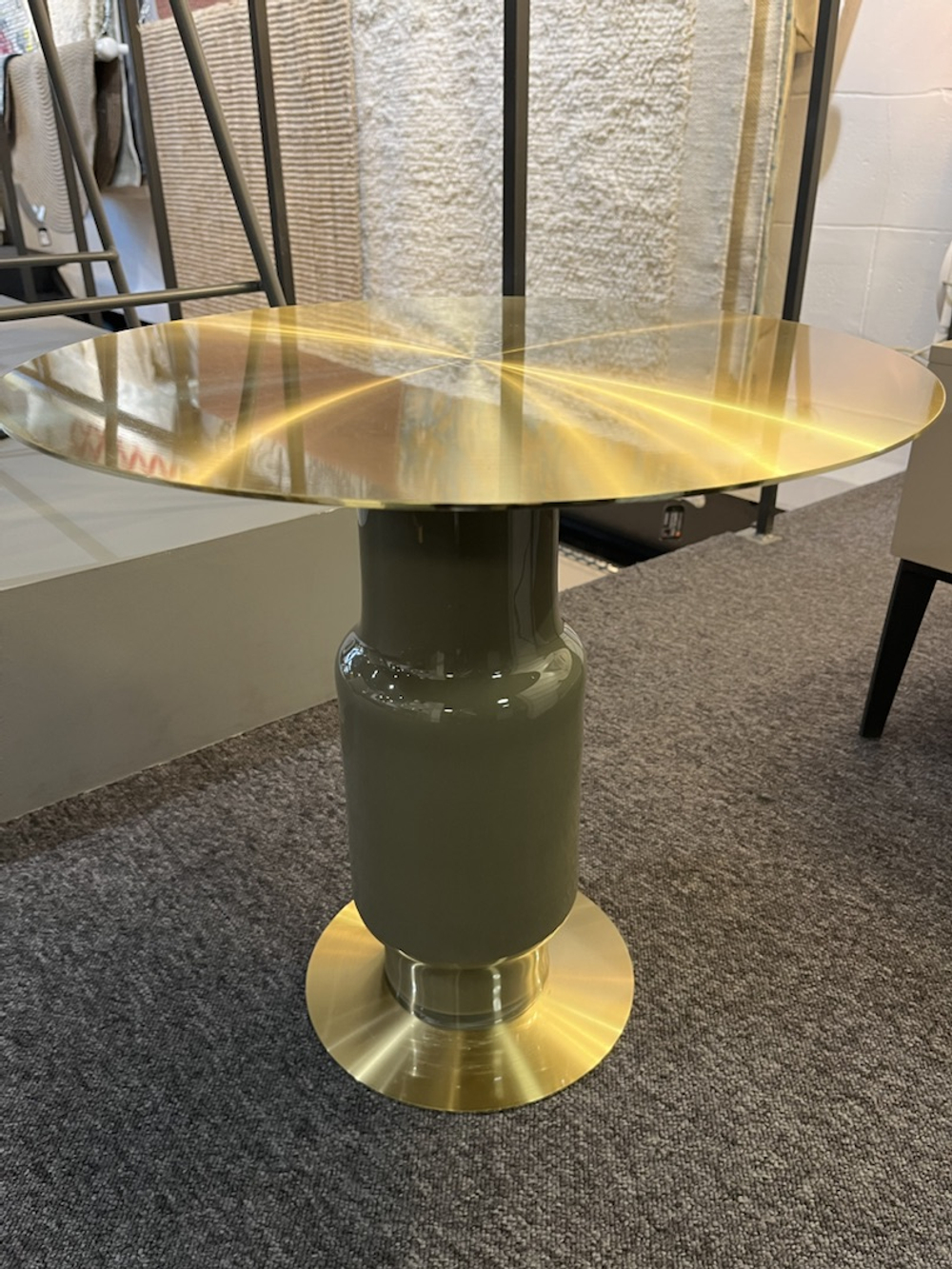 Столик Noa с круглой столешницей, латунный металл, темно-зеленый