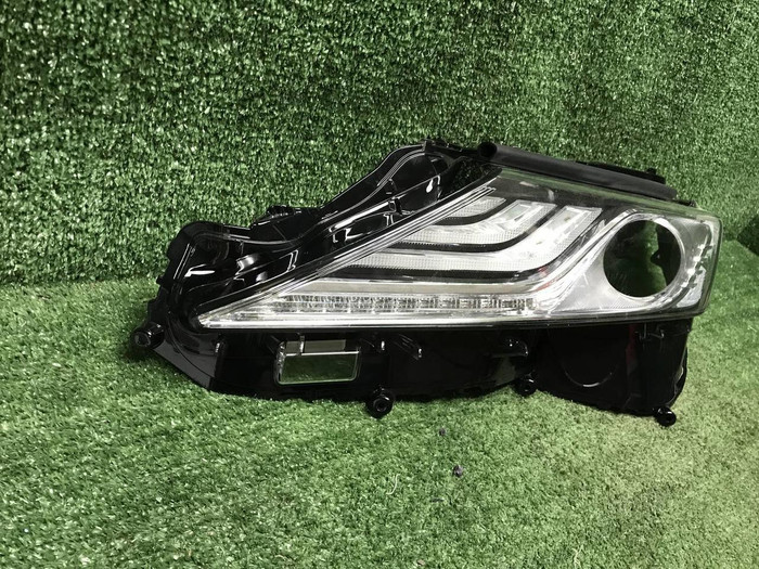 Стекло фары левое Toyota Camry xv70 (2017-2021)