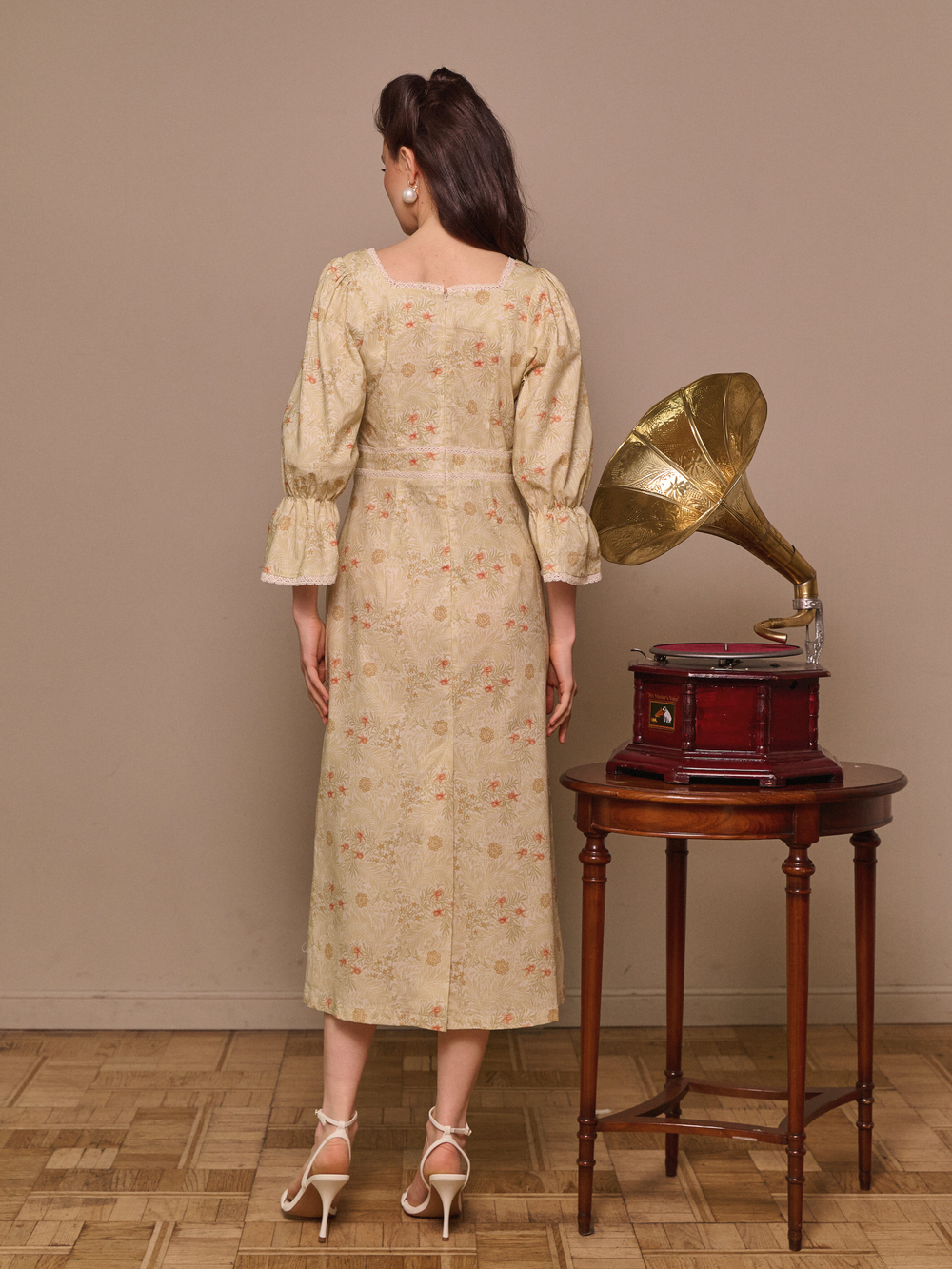 Платье с квадратным вырезом