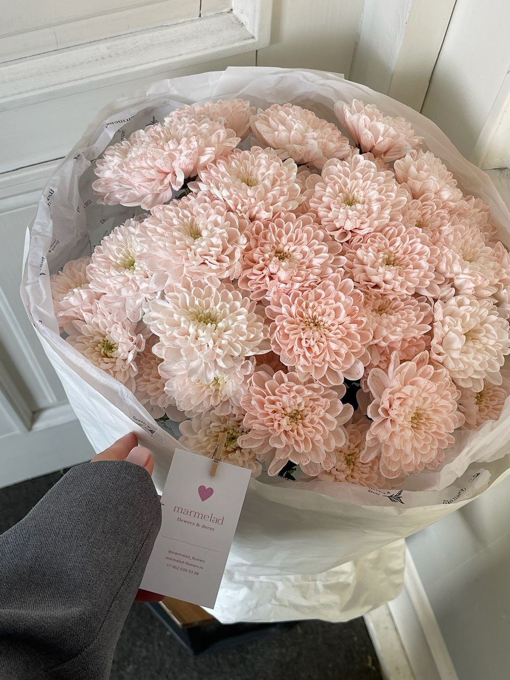 Авторский букет из хризантемы в персиковом оттенке