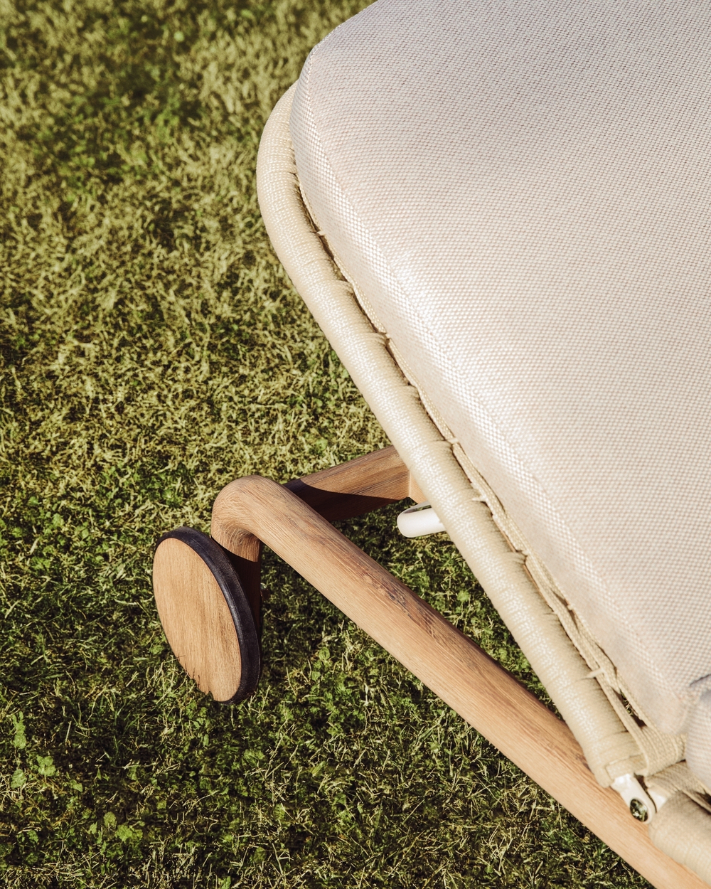 Двойной шезлонг Alipa из массива акации и веревки цвета экрю