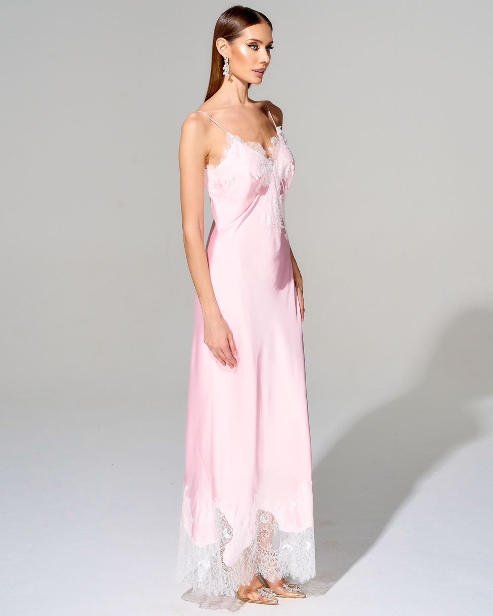 Платье-комбинация с отделкой французским кружевом