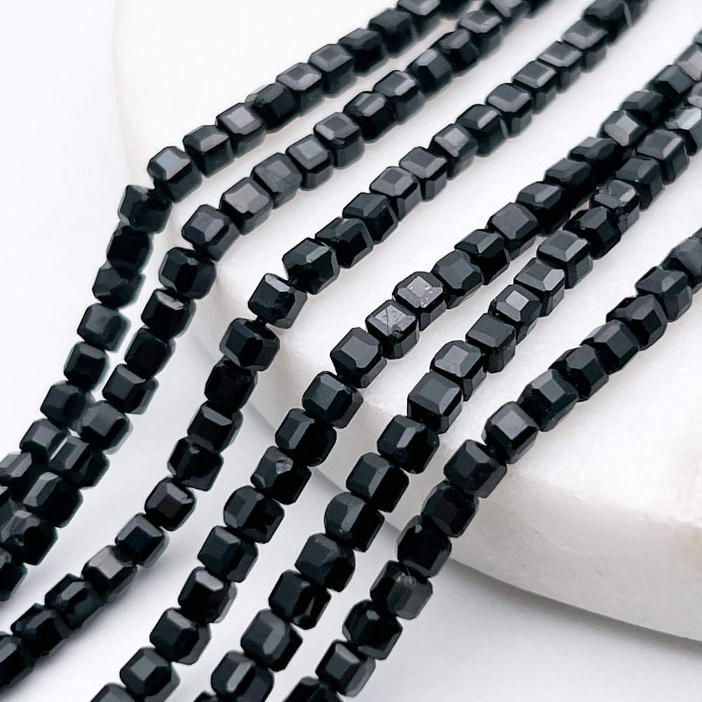 Турмалин черный куб бусины (шерл), размер около 2,8 мм, цена за отрезок 19 см (1/2 нити)