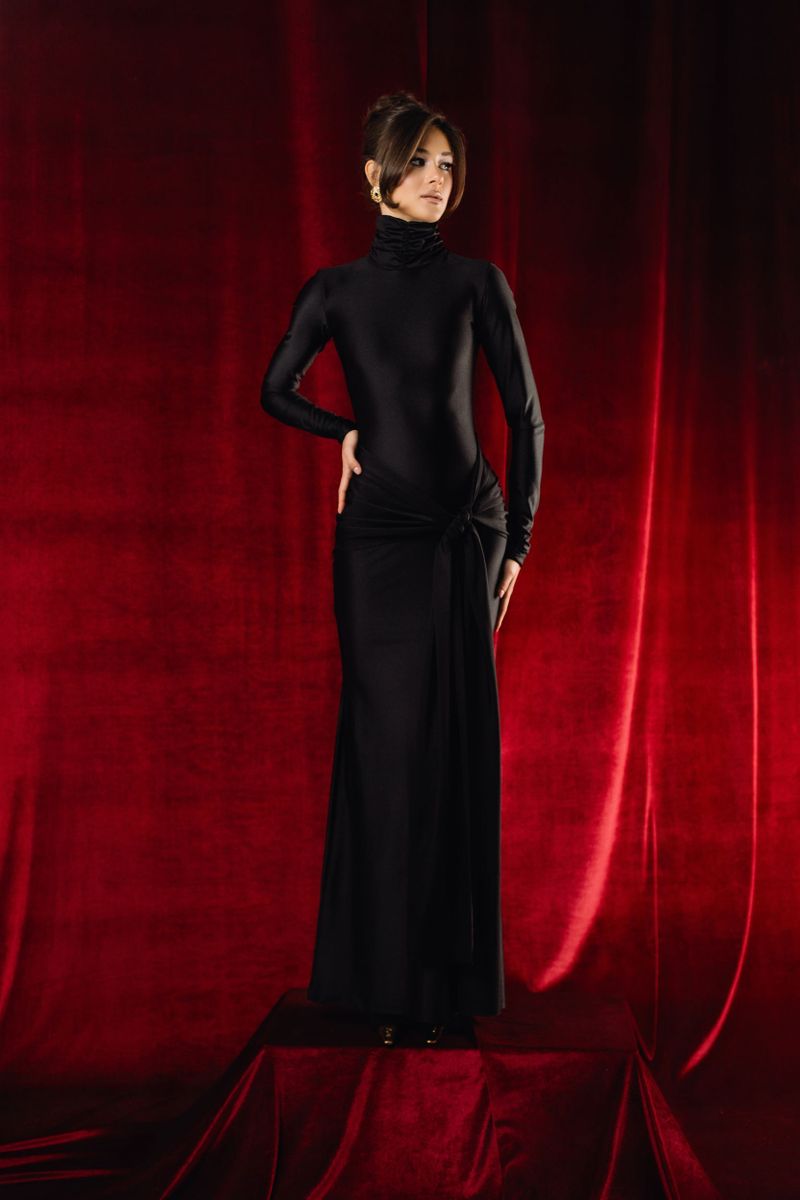 Платье из трикотажа с завязками на бедрах макси черное