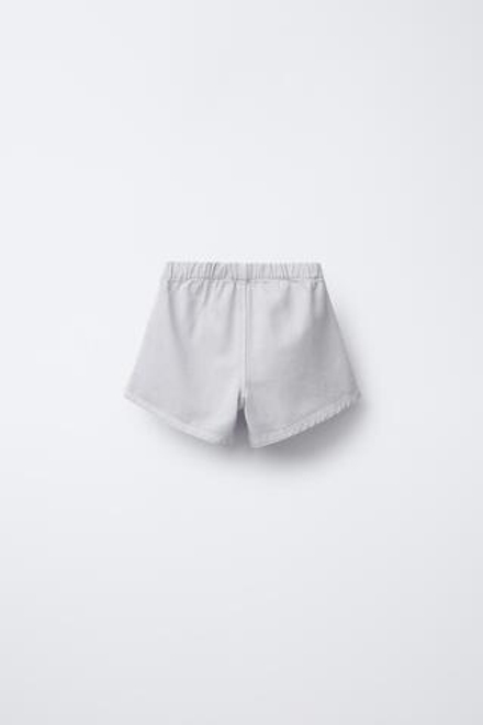 ZARA ДЖИНСОВЫЕ ШОРТЫ С ЗАЩИПАМИ, СЕРЫЙ