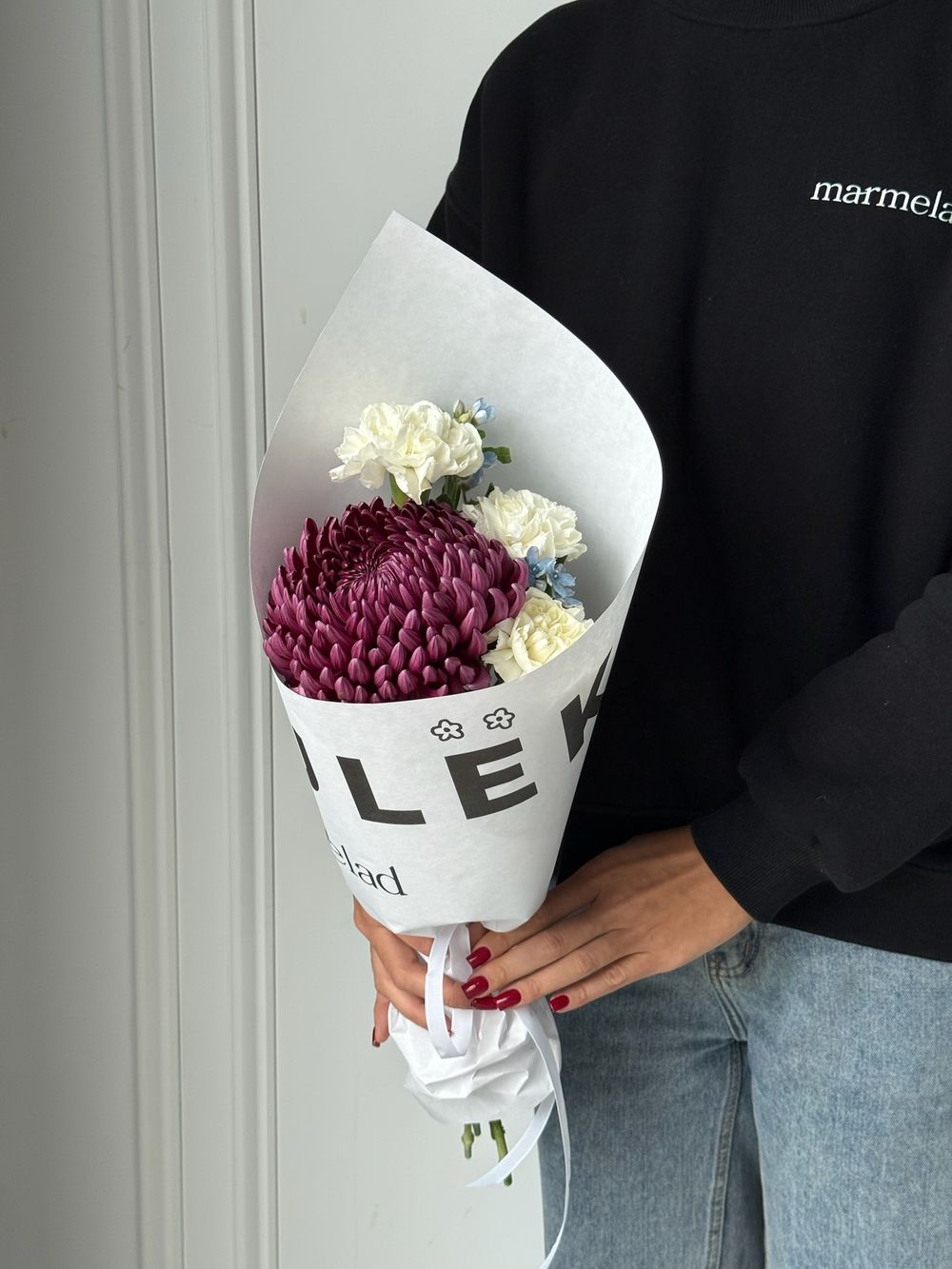 Кулек из одноголовой хризантемы, диантусов и оксипеталума