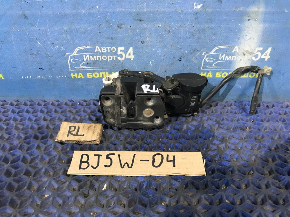 Замок двери задней левой MAZDA FAMILIA 1999