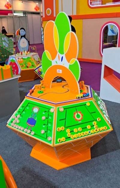 Развивающий детский игровой стол "Веселый парк"