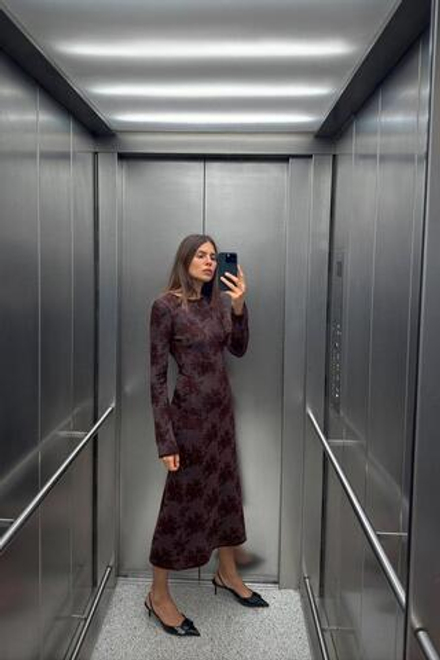 ZARA ДЛИННОЕ ТРИКОТАЖНОЕ ПЛАТЬЕ С ЦВЕТОЧНЫМ ЖАККАРДОВЫМ УЗОРОМ, БОРДОВЫЙ