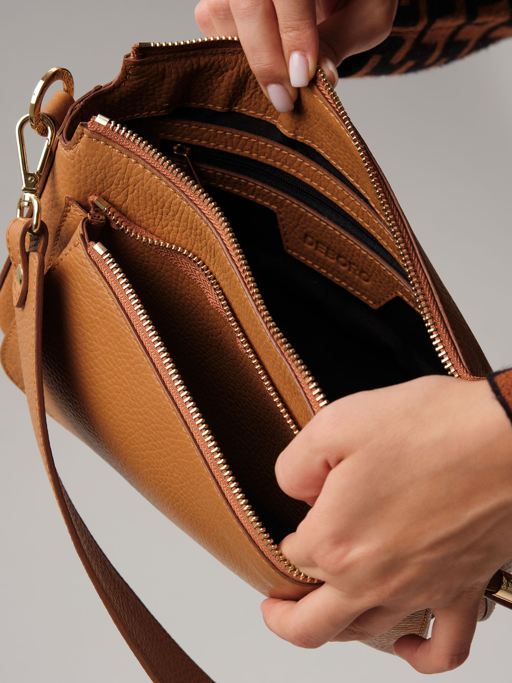 Кожаная сумка Deboro 31075 коричневый лист