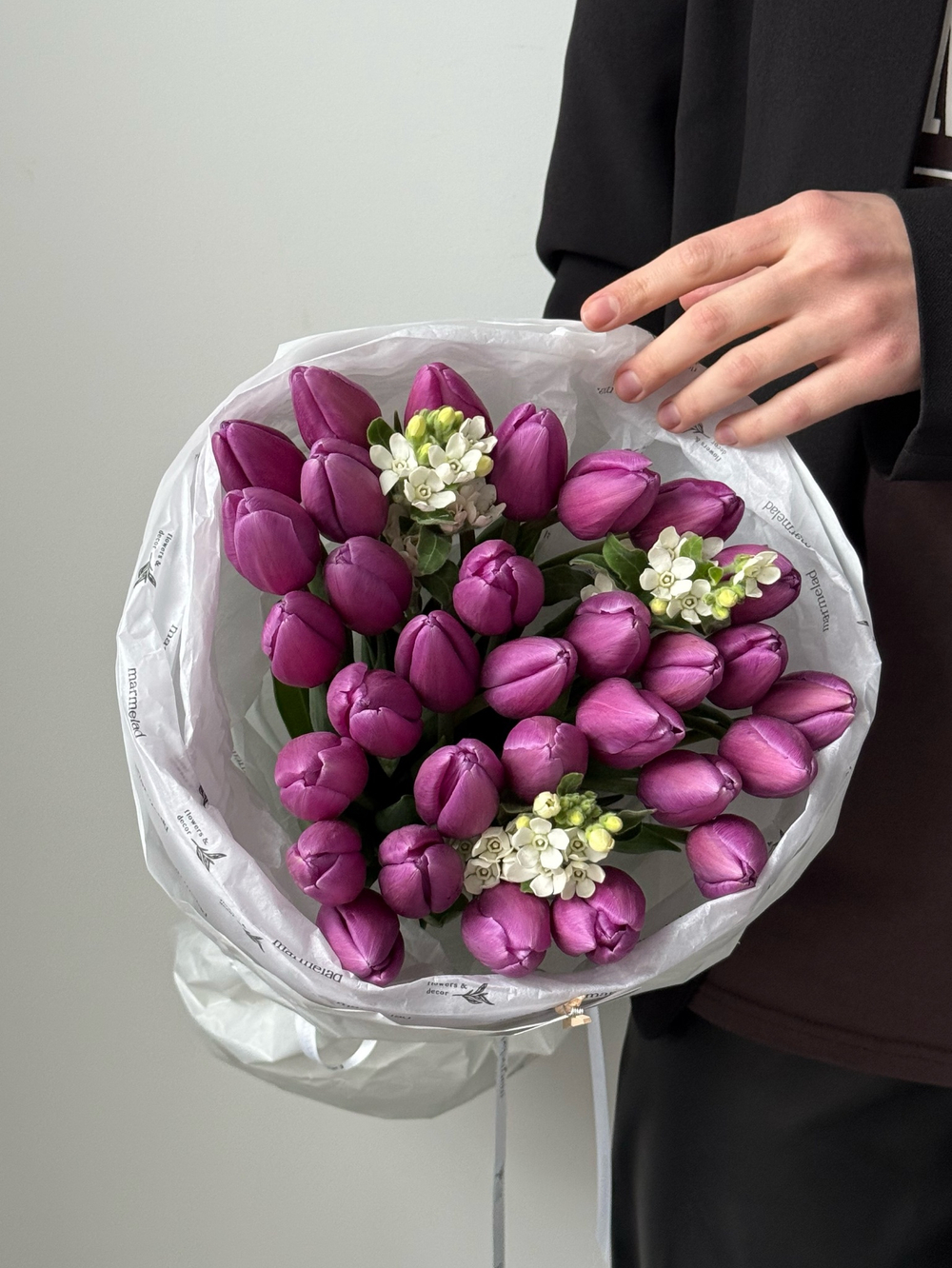 Букет из 31 фиолетового тюльпана и белого оксипеталума
