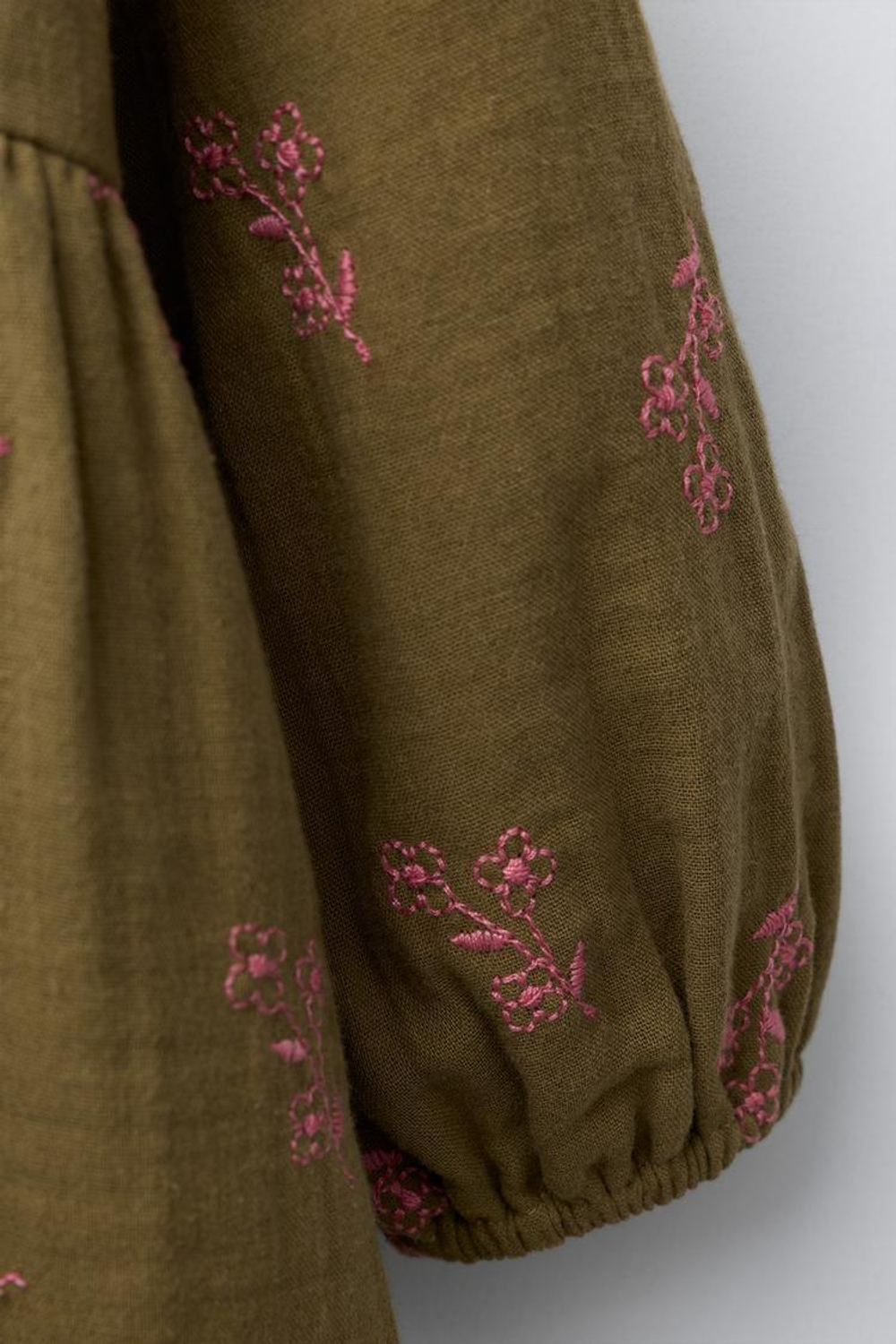 ZARA ПЛАТЬЕ С ВЫШИТЫМИ ЦВЕТАМИ, ХАКИ