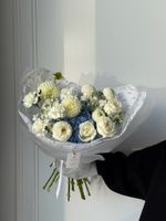 Букет из гортензии, георгин, одноголовых роз и диантусов