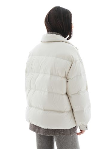 Бежевый пуховик с комбинированной рубашкой