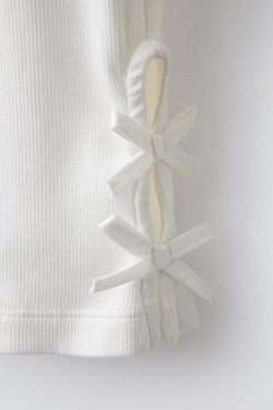 ZARA ФУТБОЛКА В РУБЧИК С ВЫРЕЗОМ И БАНТАМИ, БЕЛЫЙ