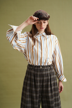 Рубашка классического кроя, голубая и коричневая полоска на айвори