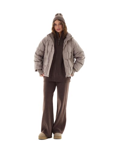 Тонкий пуховик с вязаным капюшоном в цвете капучино