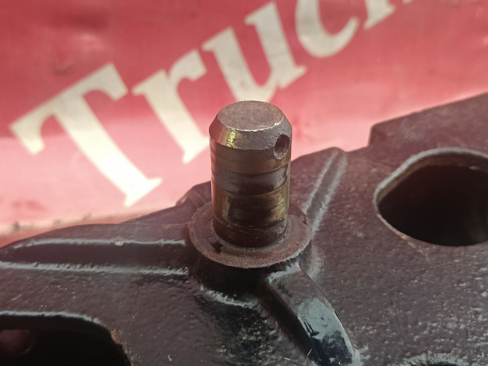 Кронштейн торсиона кабины левый 2023г.