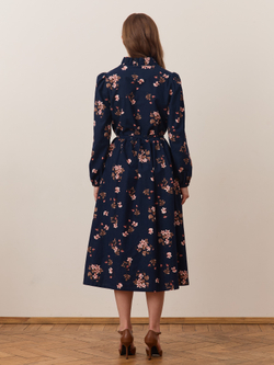 Платье с воротником стойкой