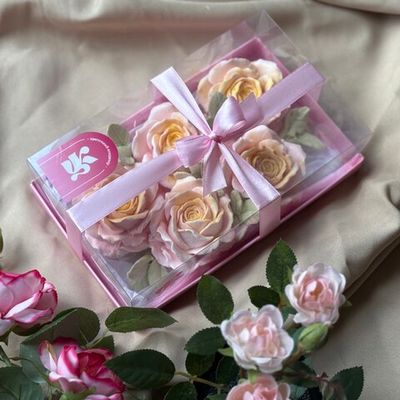 Изысканный букет зефирных роз в прозрачной подарочной коробке