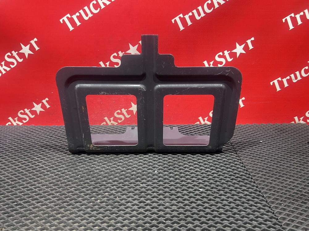 Кронштейн брызговика левого 2021г