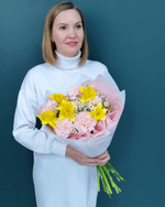 Весенний букет из нарциссов,ромашки и диантусов(00458)