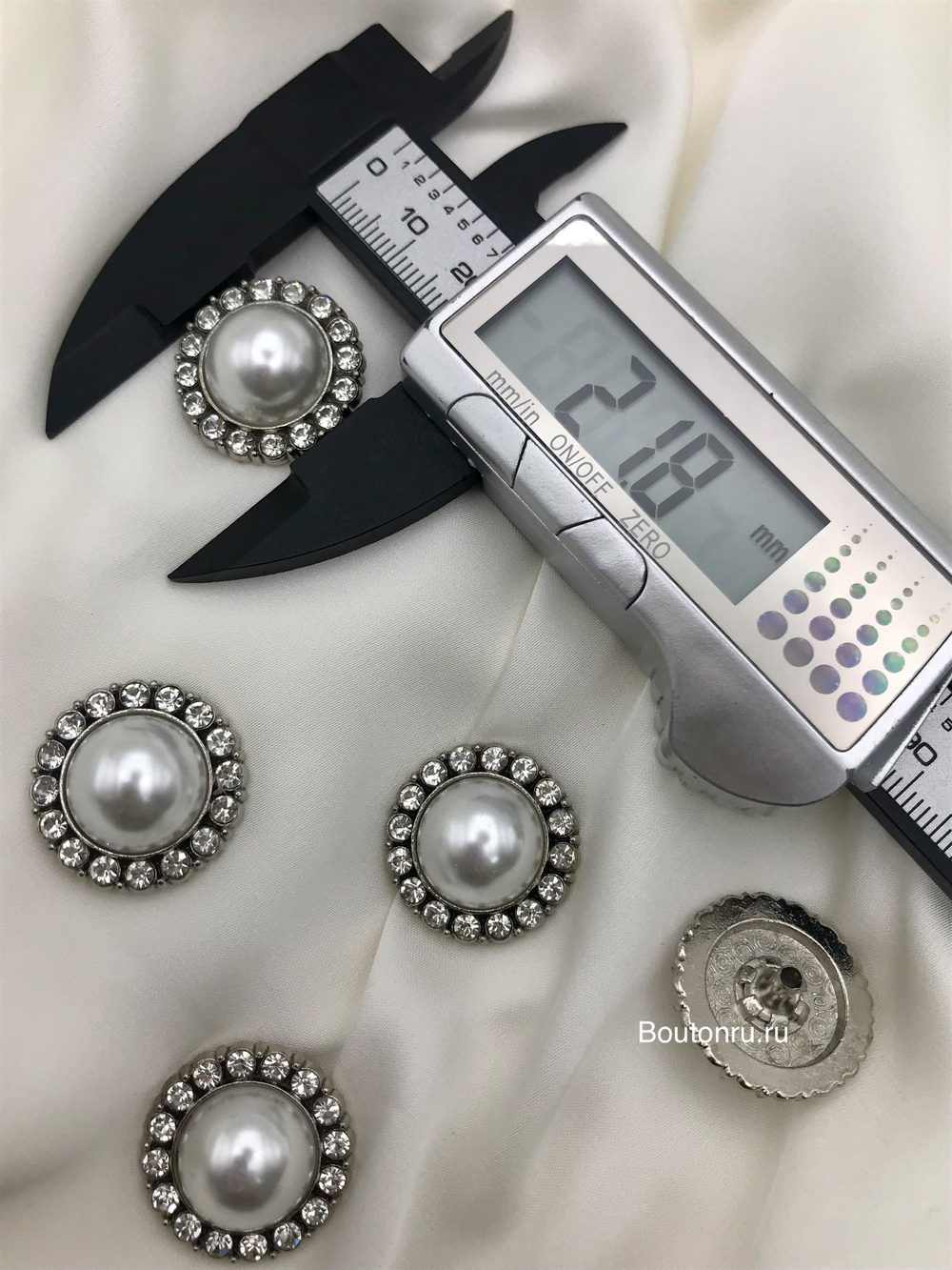 Шляпка под установочные кнопки жемчуг в обрамлении из страз в матовом серебристом металле