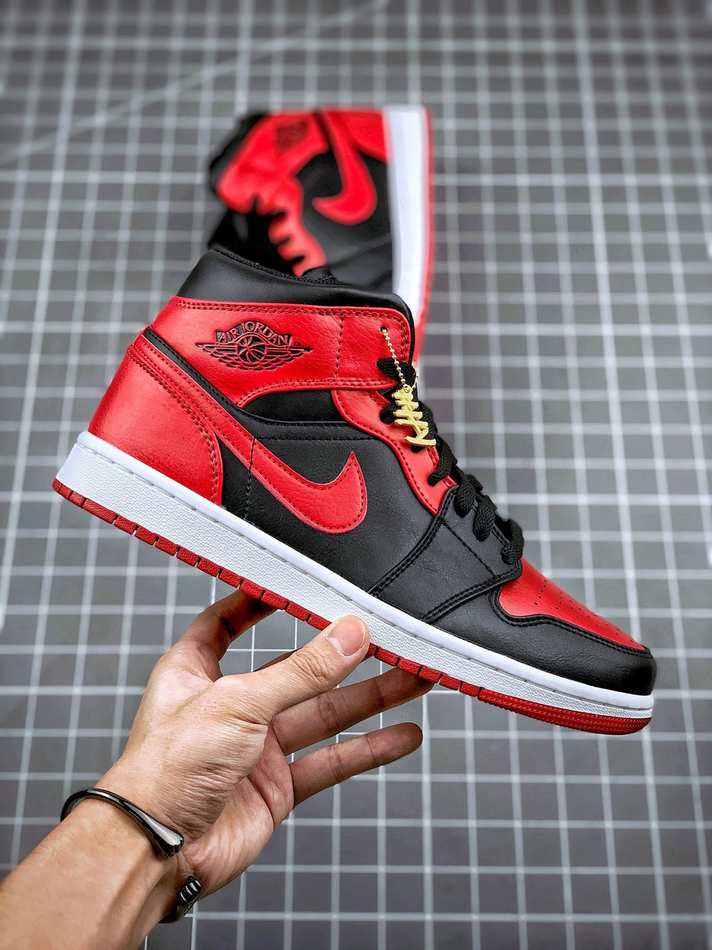 AIR JORDAN 1 MID BRED BLACK/BLACK/RED