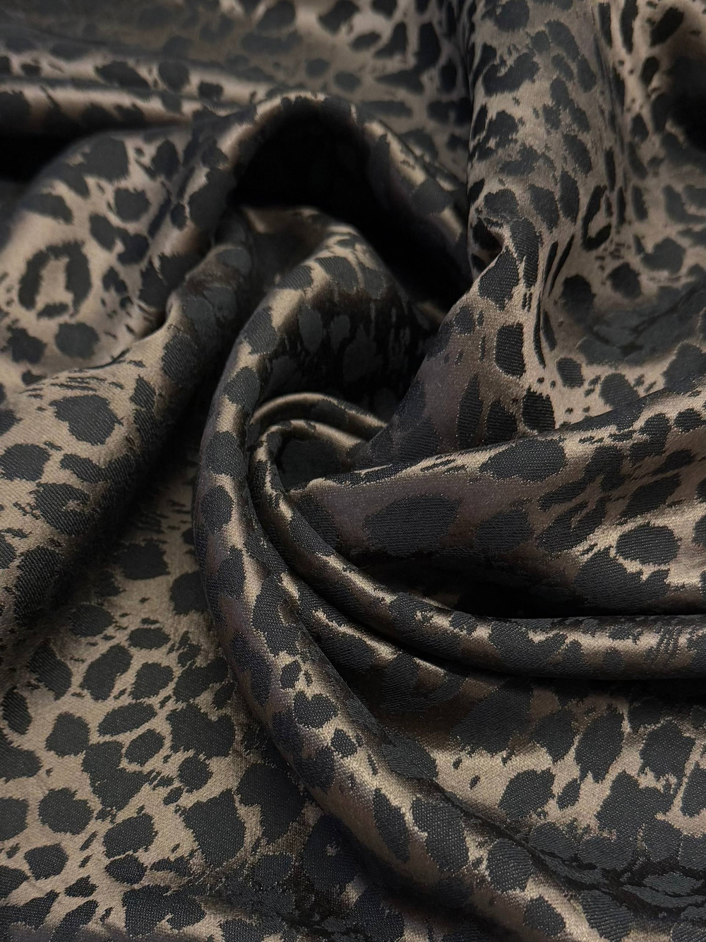 Жаккард шелк с вискозой коричневый с абстрактным принтом