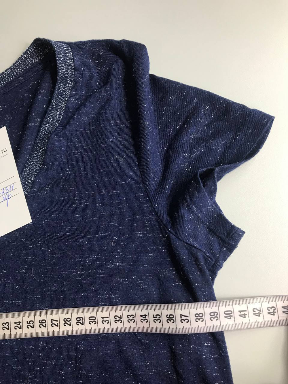 Футболка We с V образным вырезом переливающаяся, маркировка S, визуально на 44 размер