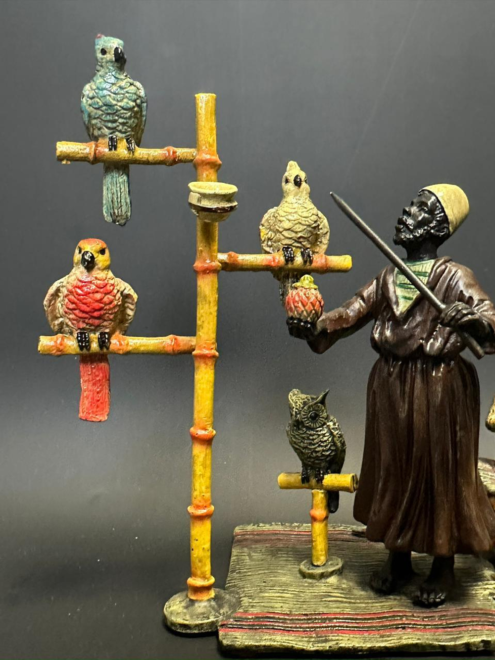 Бронзовая скульптура в стиле Венской бронзы «Дрессировщик попугаев»