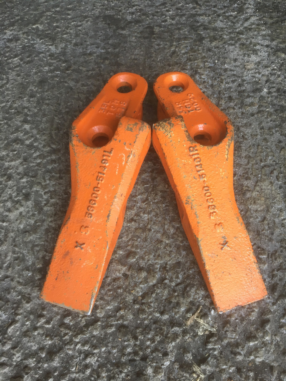 Зуб боковой Hitachi 56600-51492 Оригинал