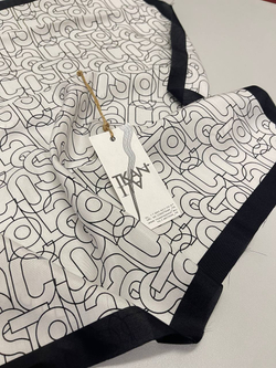Платок-купон смесовый необработанный, плетение твил (Lacoste, 70%вискоза/30%шелк, 68*68, Жемчужный фон/черная надпись бренда и черная кайма по периметру платка, 54 гр/м2)