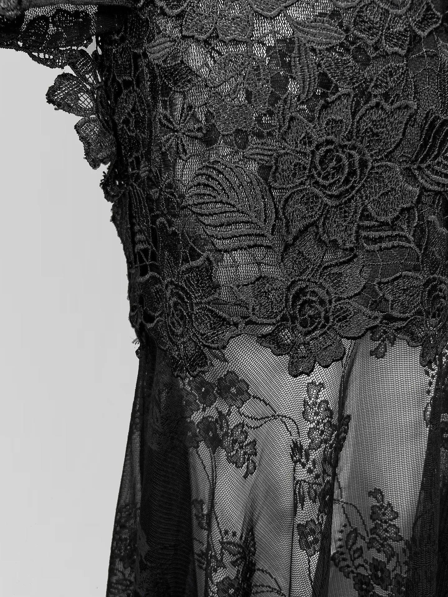 Платье 1803 длинное из кружева с чашечками на молнии сзади